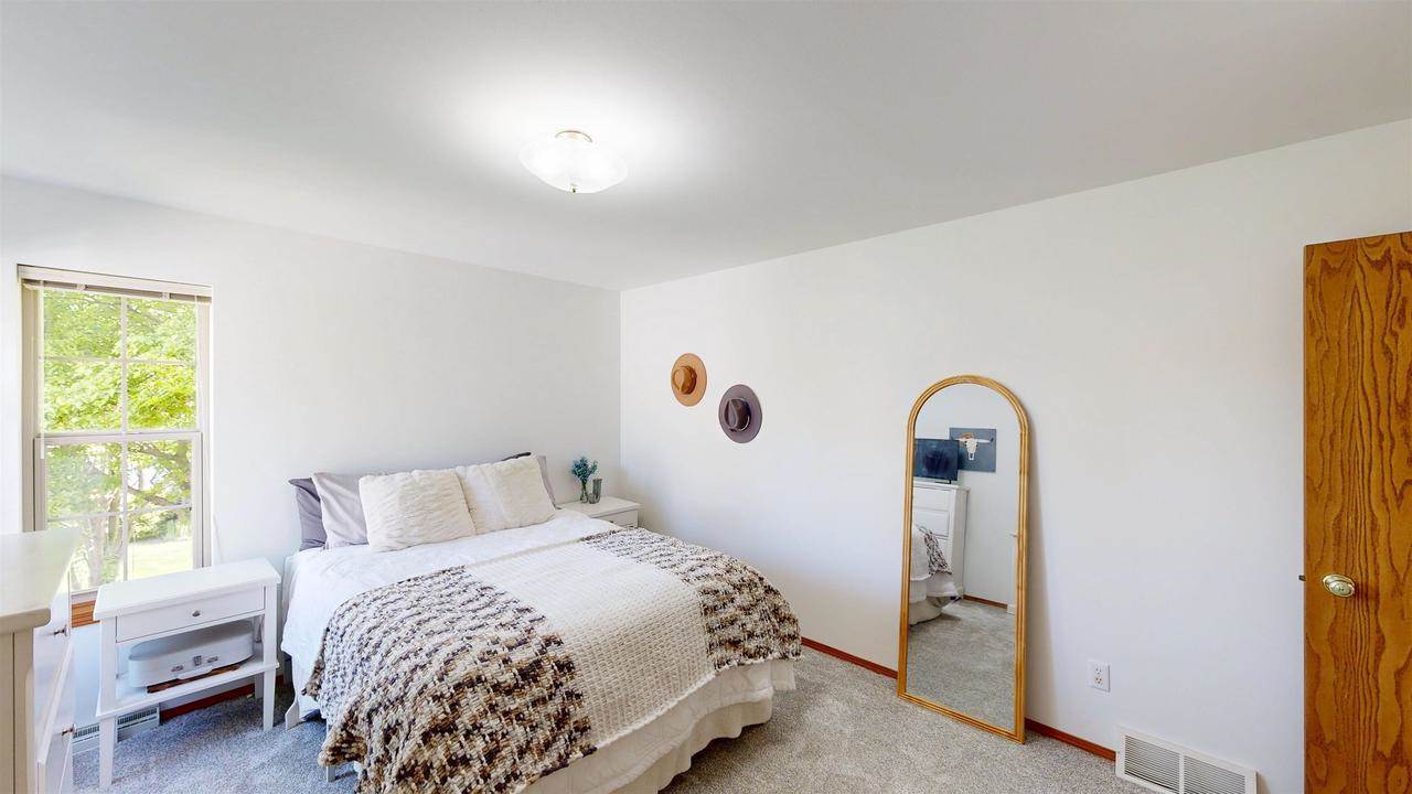 5142 Ridge Oak Dr, Madison, WI 53704