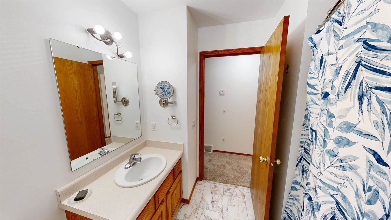 5142 Ridge Oak Dr, Madison, WI 53704