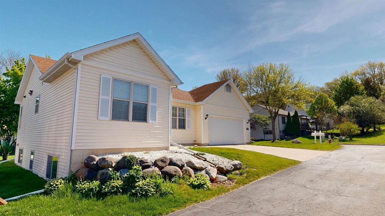 5142 Ridge Oak Dr, Madison, WI 53704