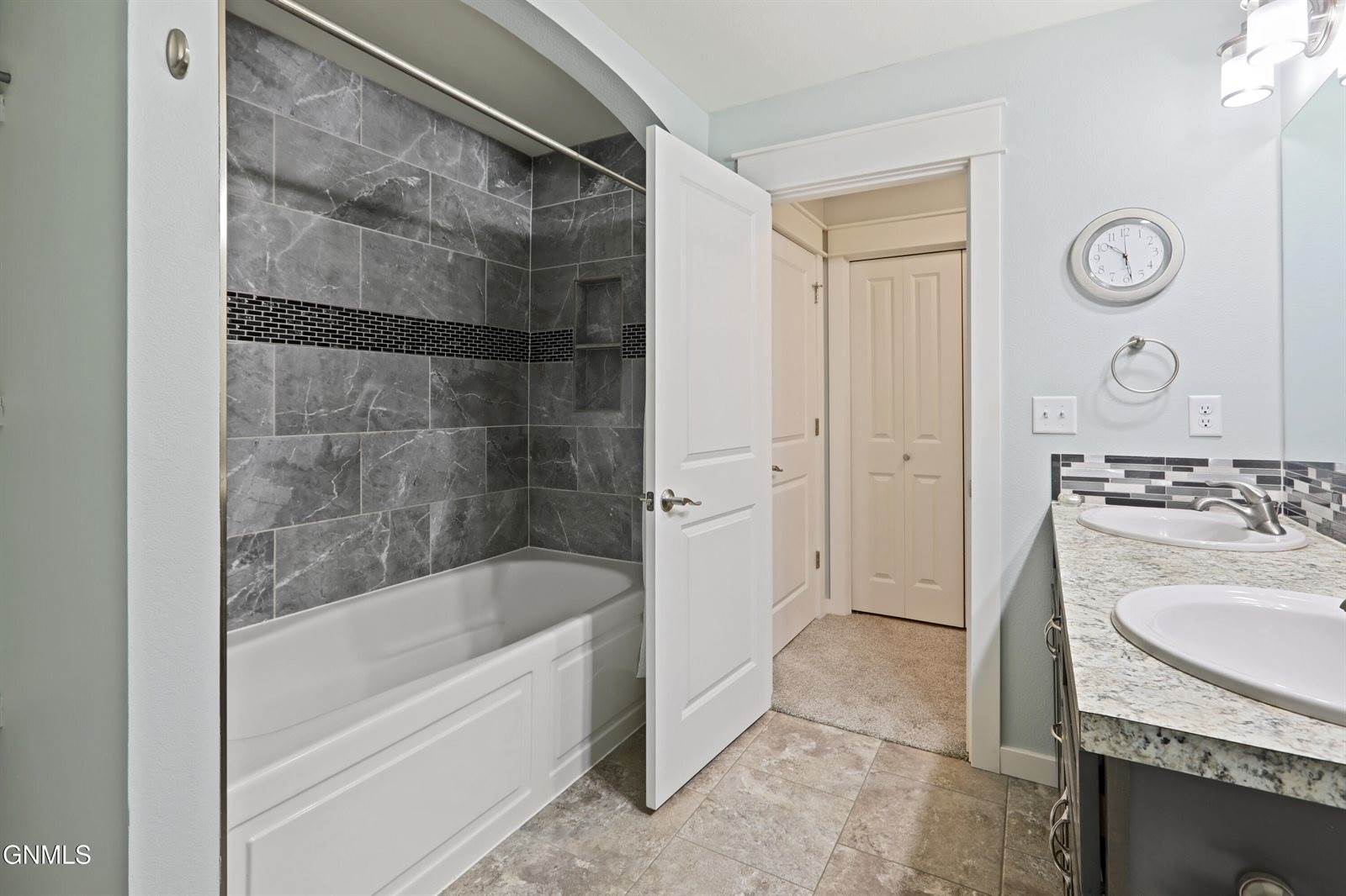 13657 Mulberry Loop NW, Williston, ND 58801