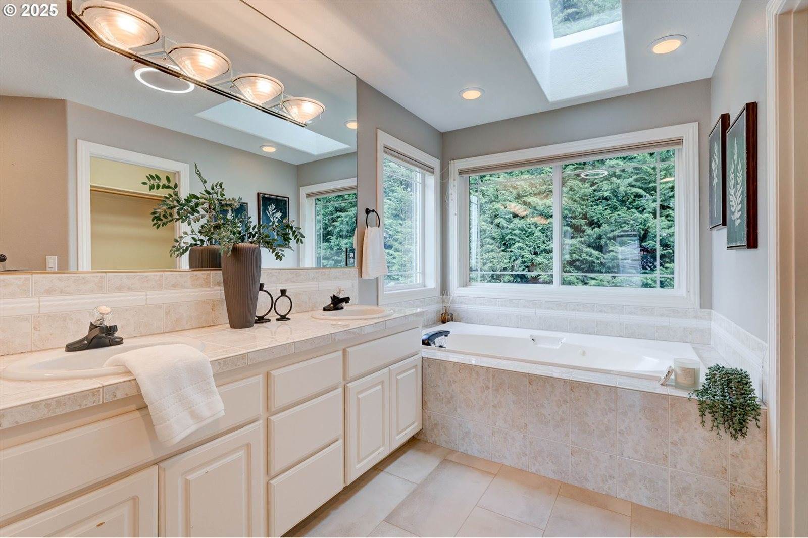 13888 SW Essex Dr, Portland, OR 97223