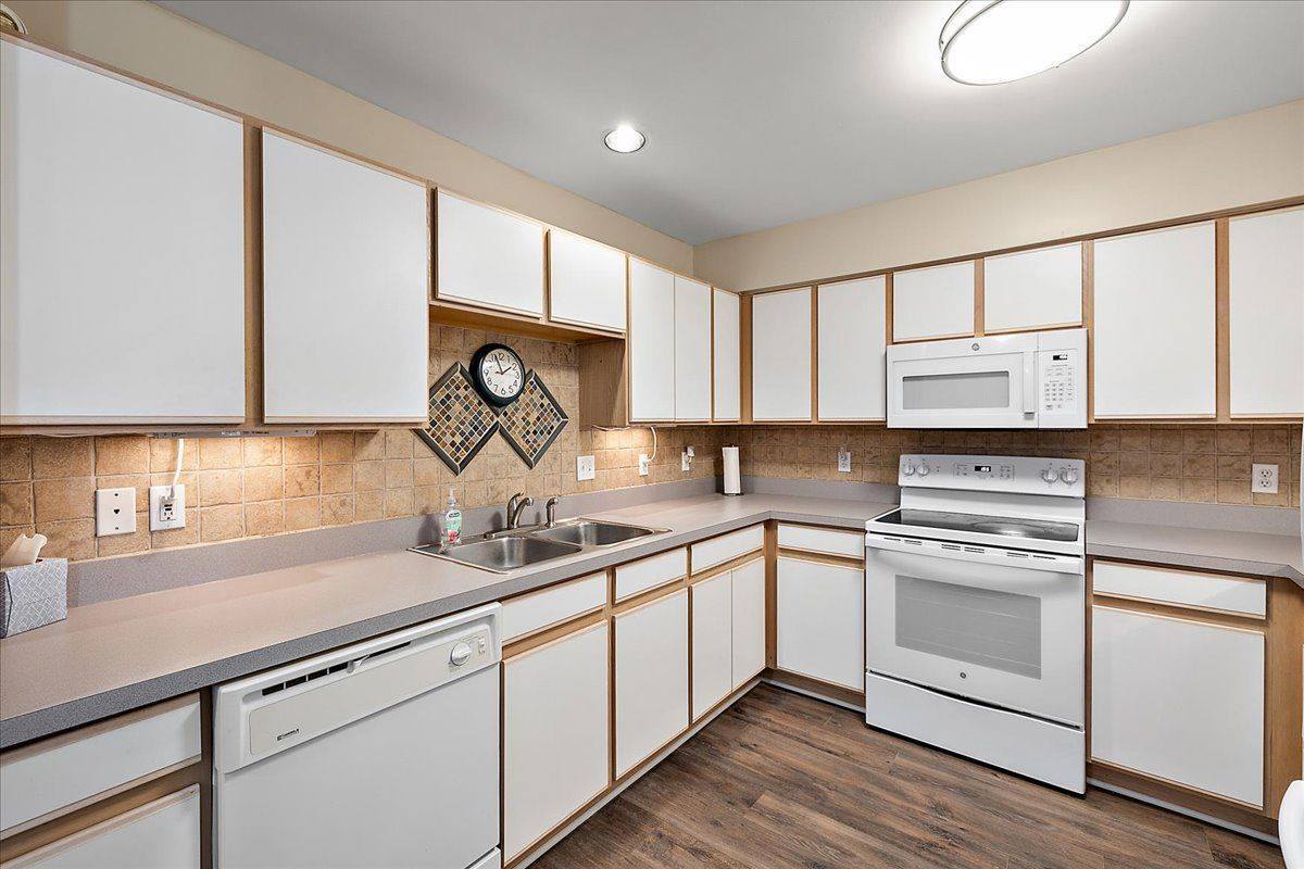 22187 West Village Drive, Unit 5, DearbornCity_Wayne, MI 48124