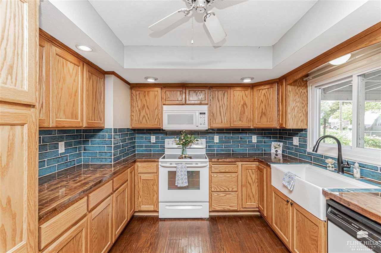 2526 Old Hwy 40, Junction City, KS 66441