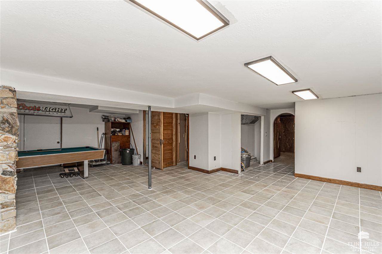 2526 Old Hwy 40, Junction City, KS 66441