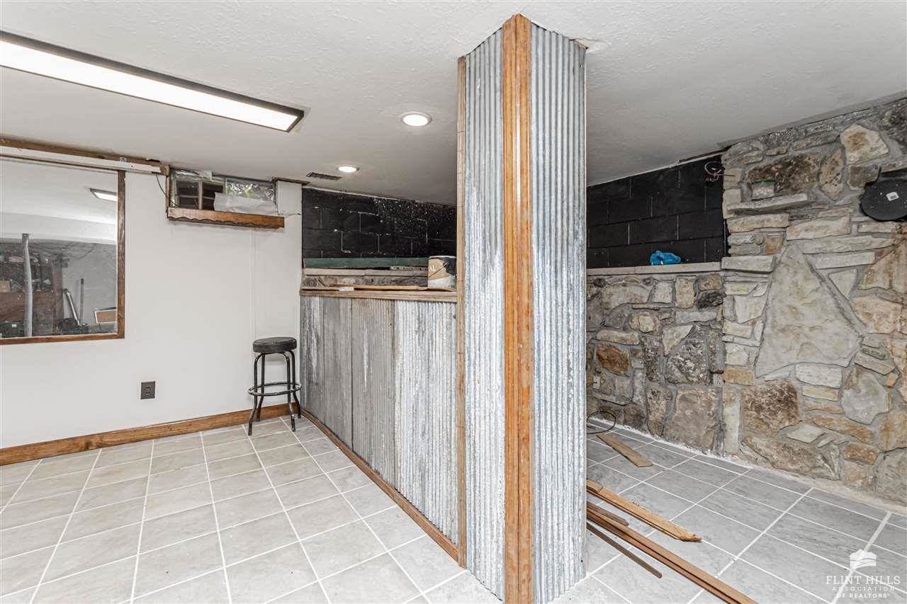 2526 Old Hwy 40, Junction City, KS 66441