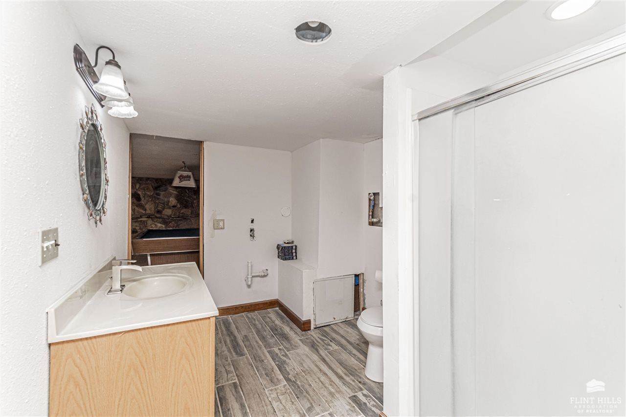 2526 Old Hwy 40, Junction City, KS 66441