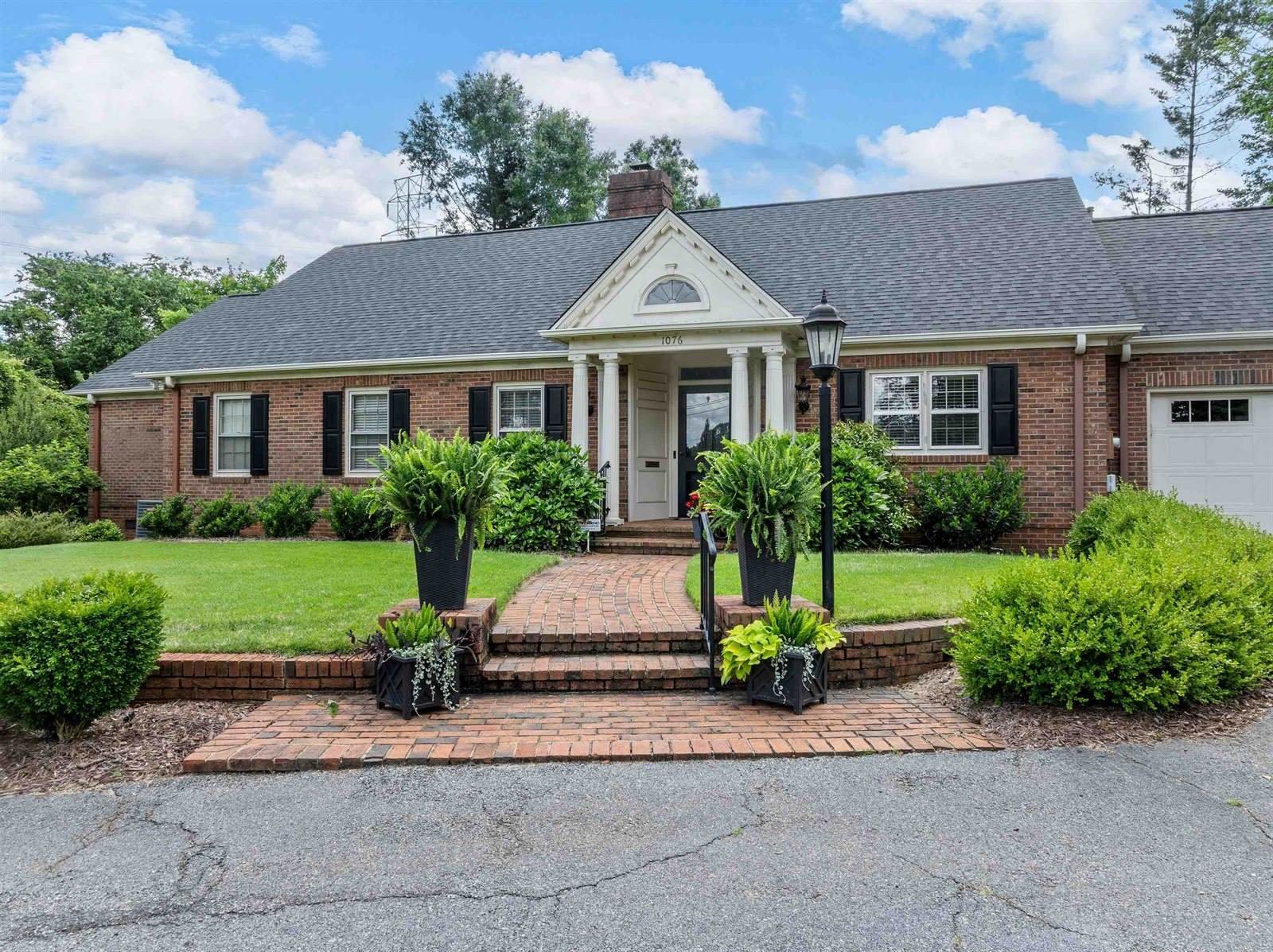 1076 Woodburn Road, Spartanburg, SC 29302