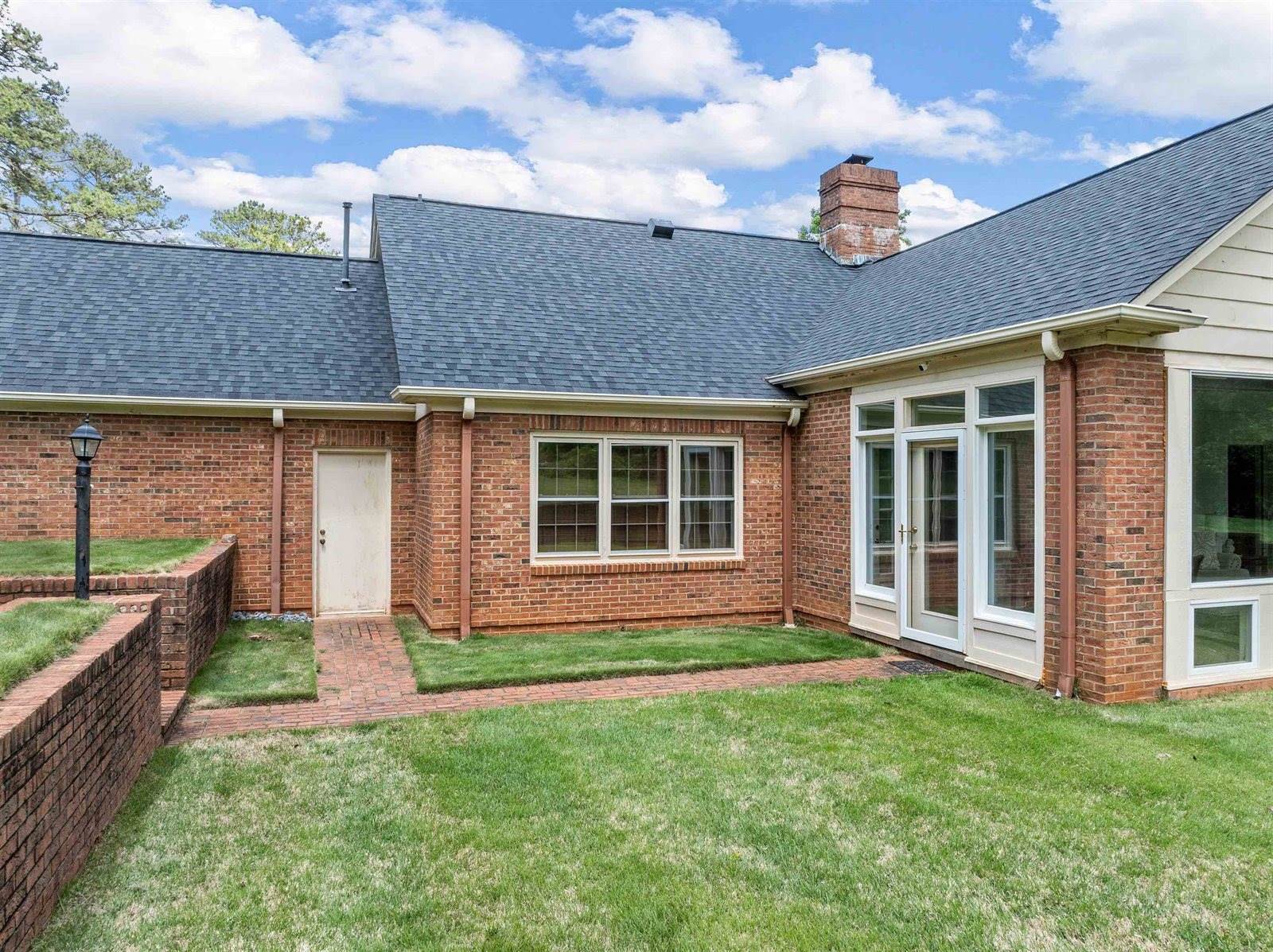 1076 Woodburn Road, Spartanburg, SC 29302