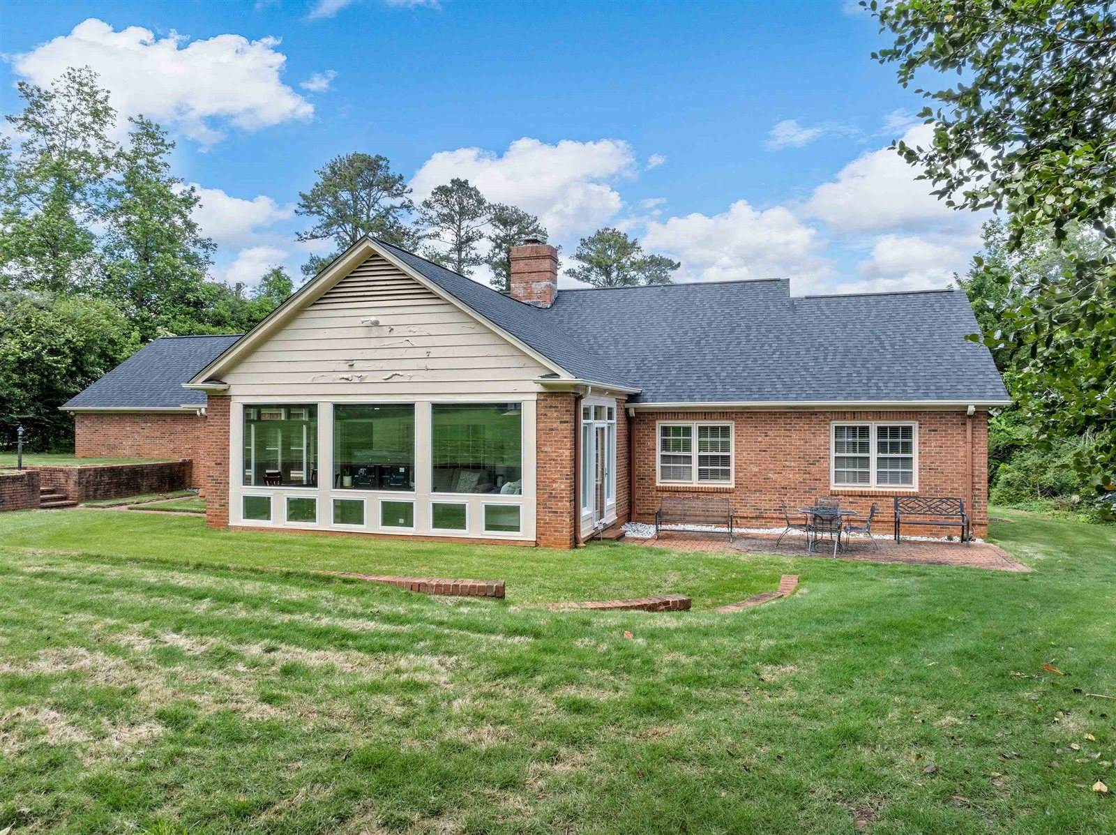 1076 Woodburn Road, Spartanburg, SC 29302