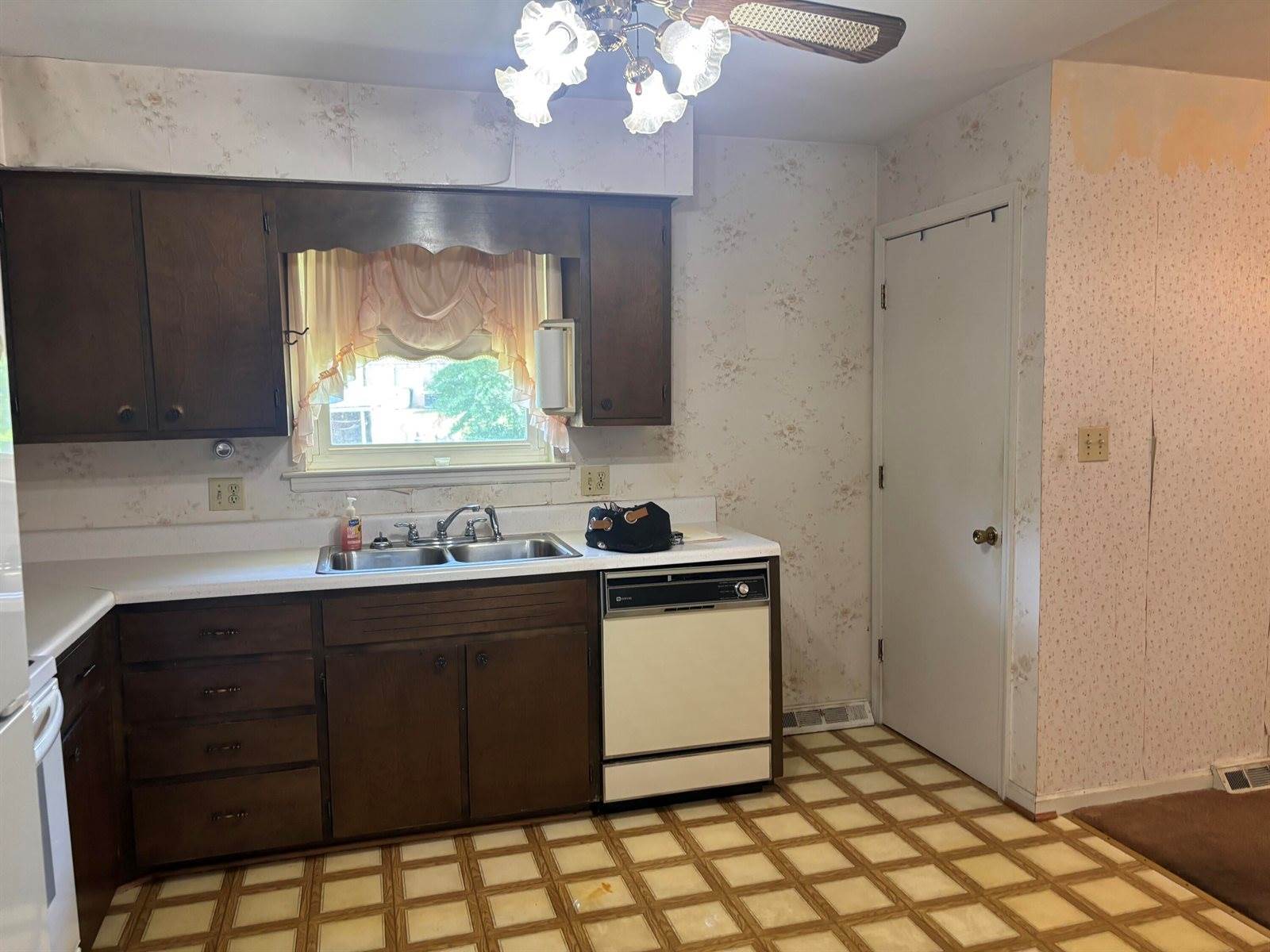 4644 Casper Dr NE, Roanoke, VA 24019