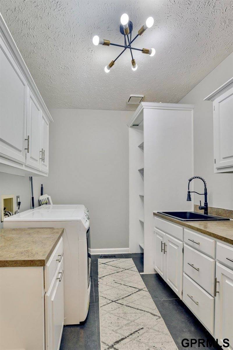 18419 Poppleton Circle, Omaha, NE 68130