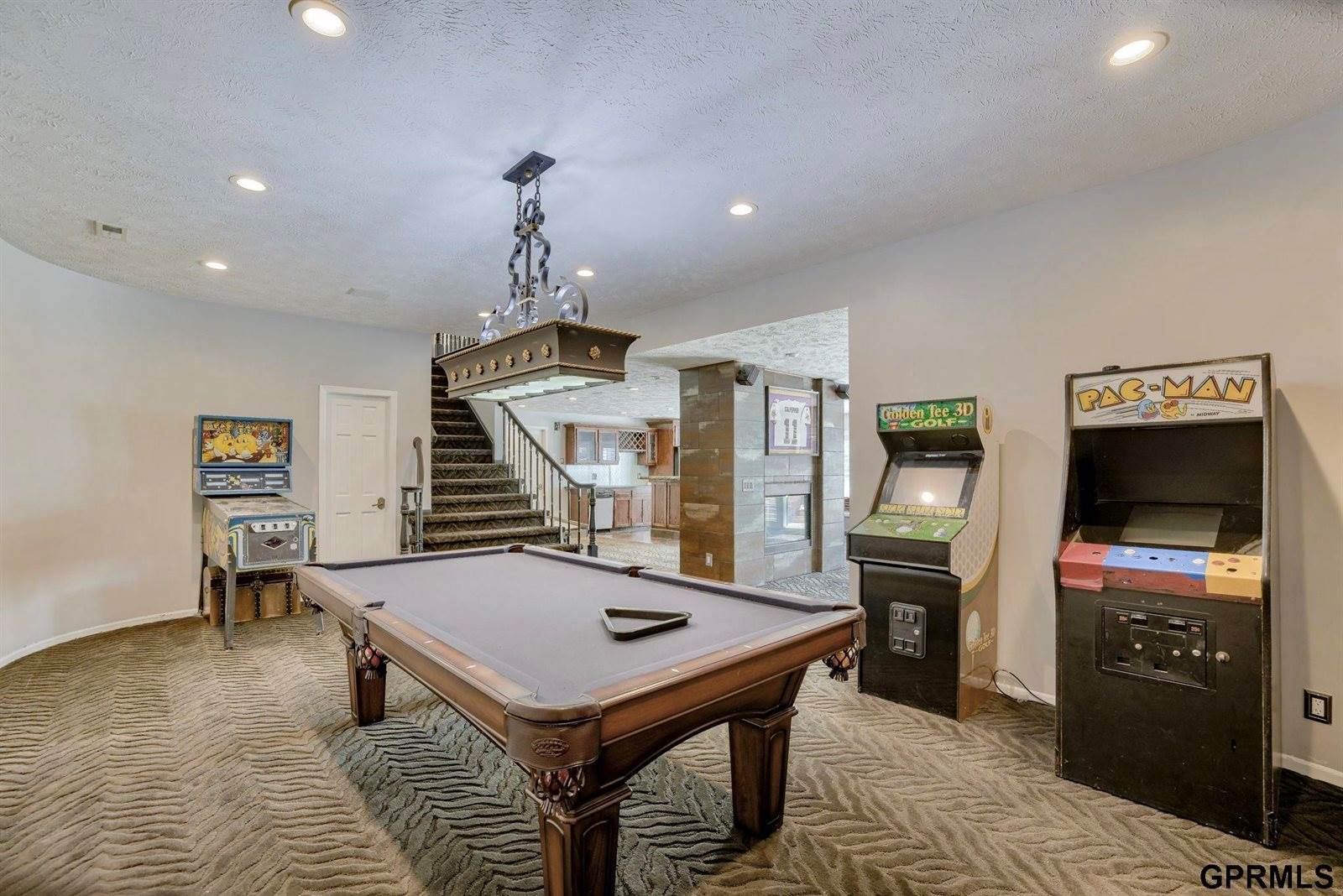 18419 Poppleton Circle, Omaha, NE 68130