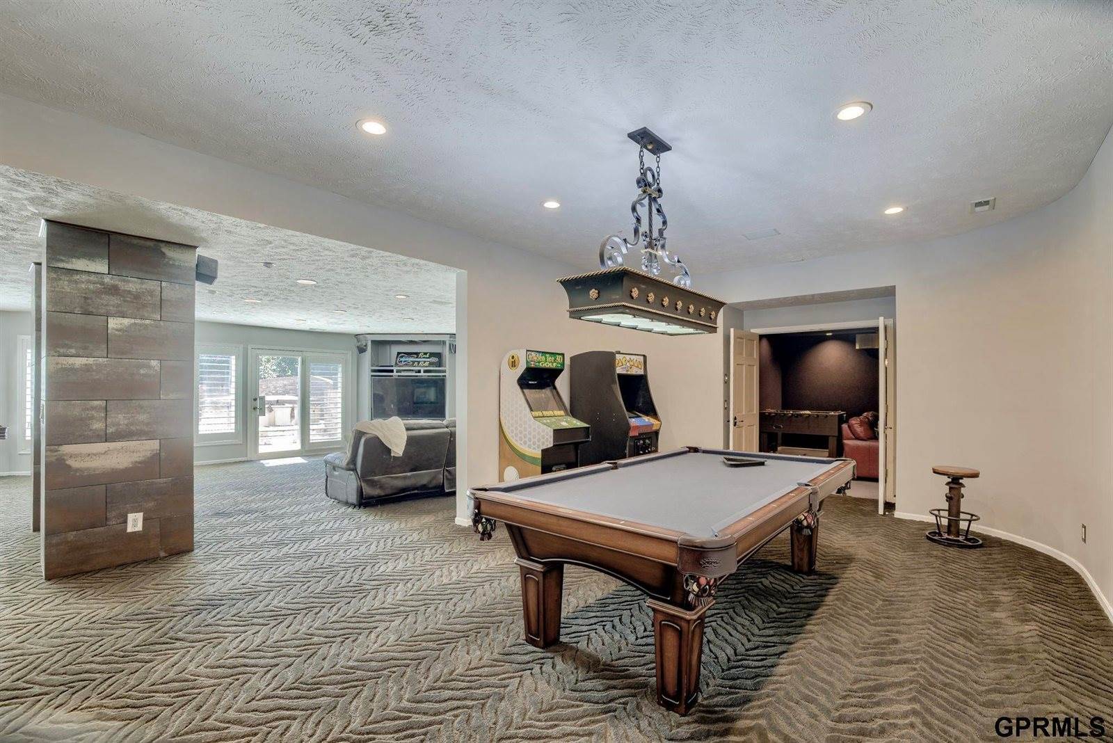 18419 Poppleton Circle, Omaha, NE 68130