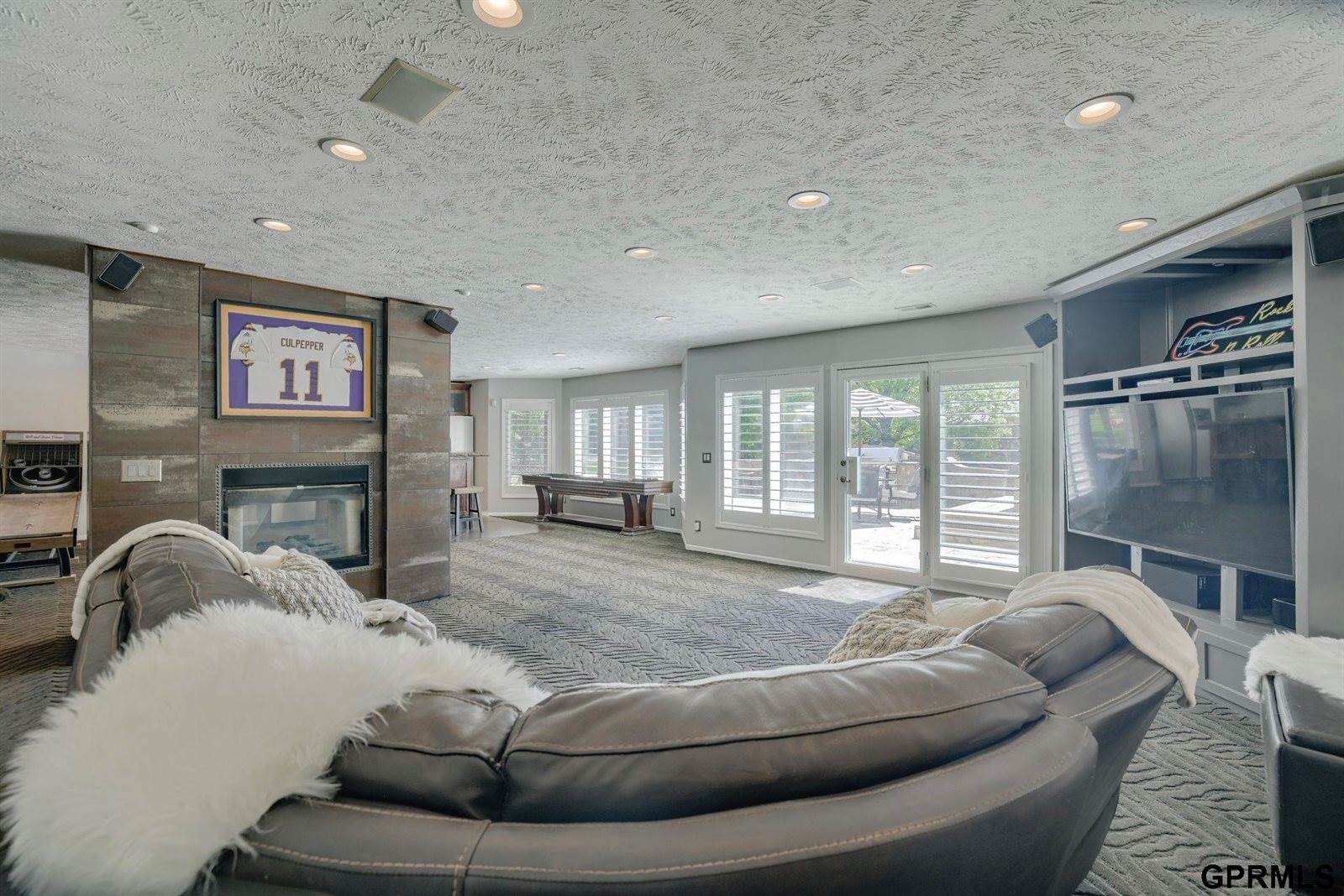 18419 Poppleton Circle, Omaha, NE 68130