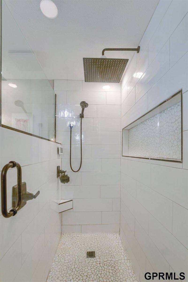 18419 Poppleton Circle, Omaha, NE 68130