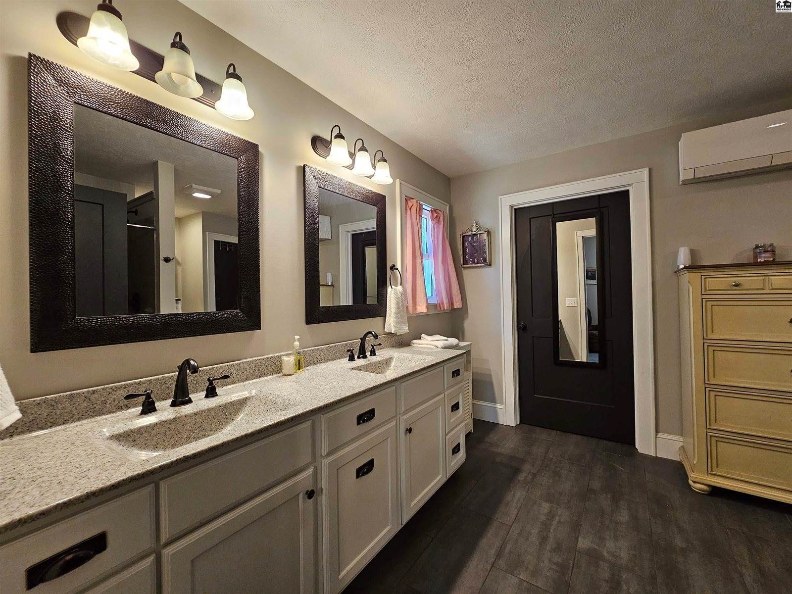 321 North 3rd St, Lindsborg, KS 67456