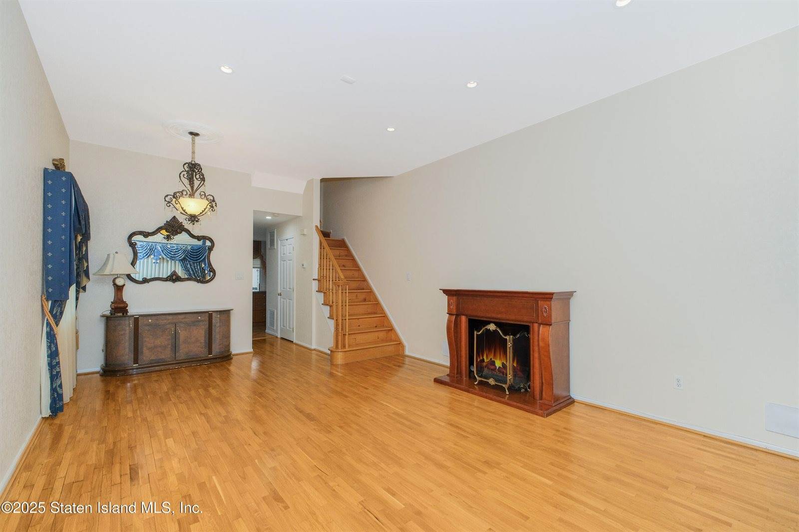 25 Pearsall Street, Staten Island, NY 10305