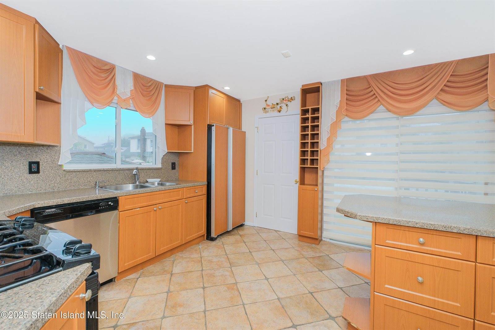 25 Pearsall Street, Staten Island, NY 10305