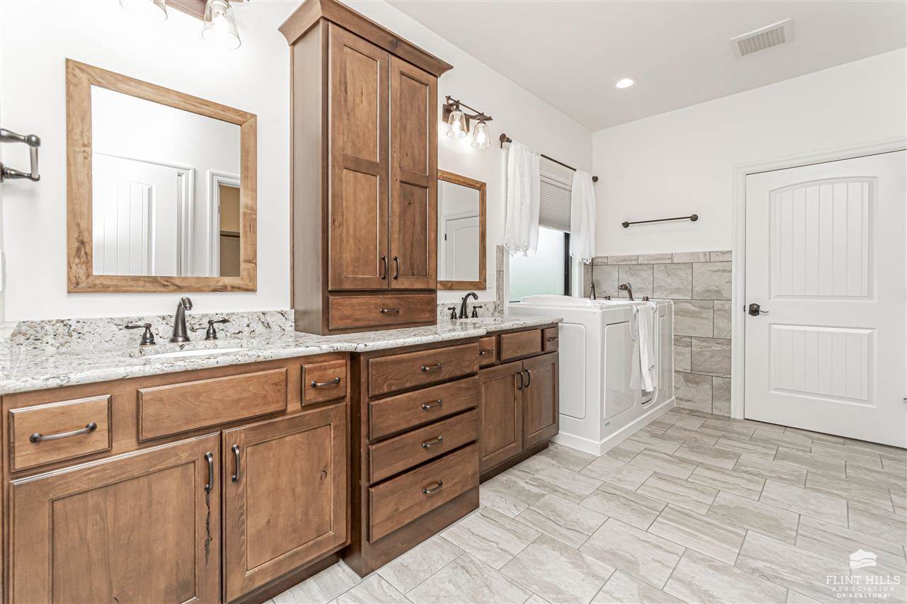 1524 Lariat Lane, Junction City, KS 66441