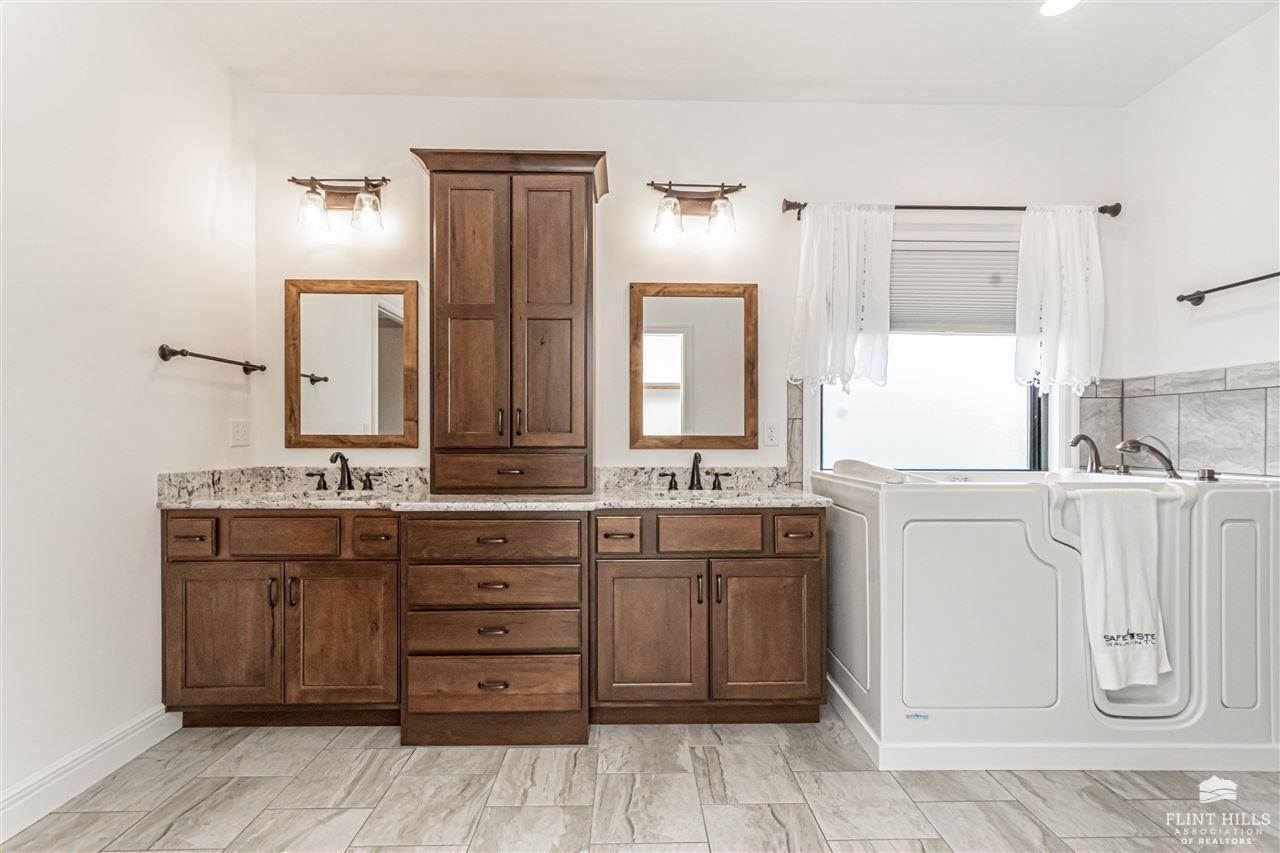 1524 Lariat Lane, Junction City, KS 66441