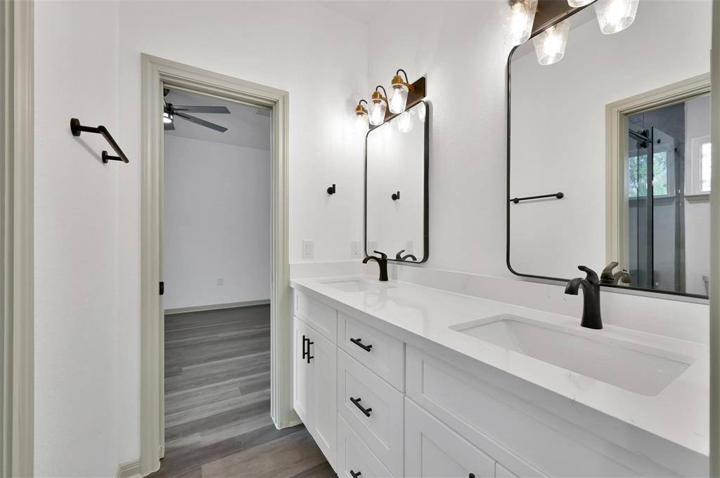 4 Hanover Ln, Conroe, TX 77304