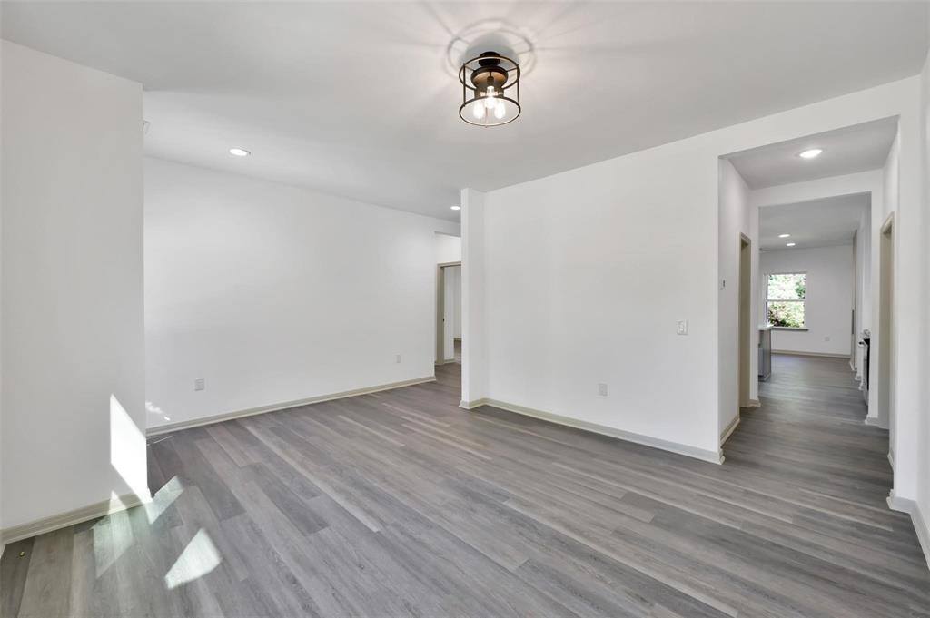 4 Hanover Ln, Conroe, TX 77304