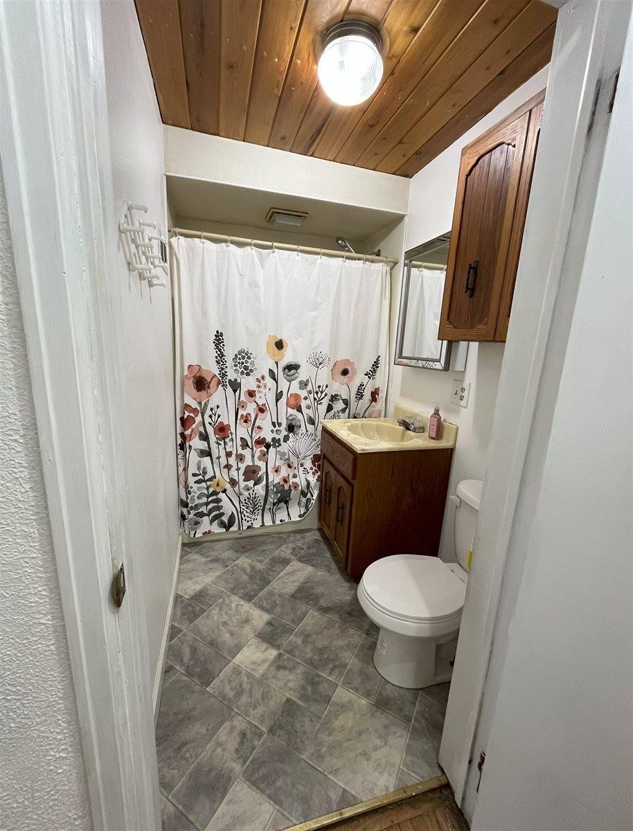 909 NW 10th Ave, Minot, ND 58703