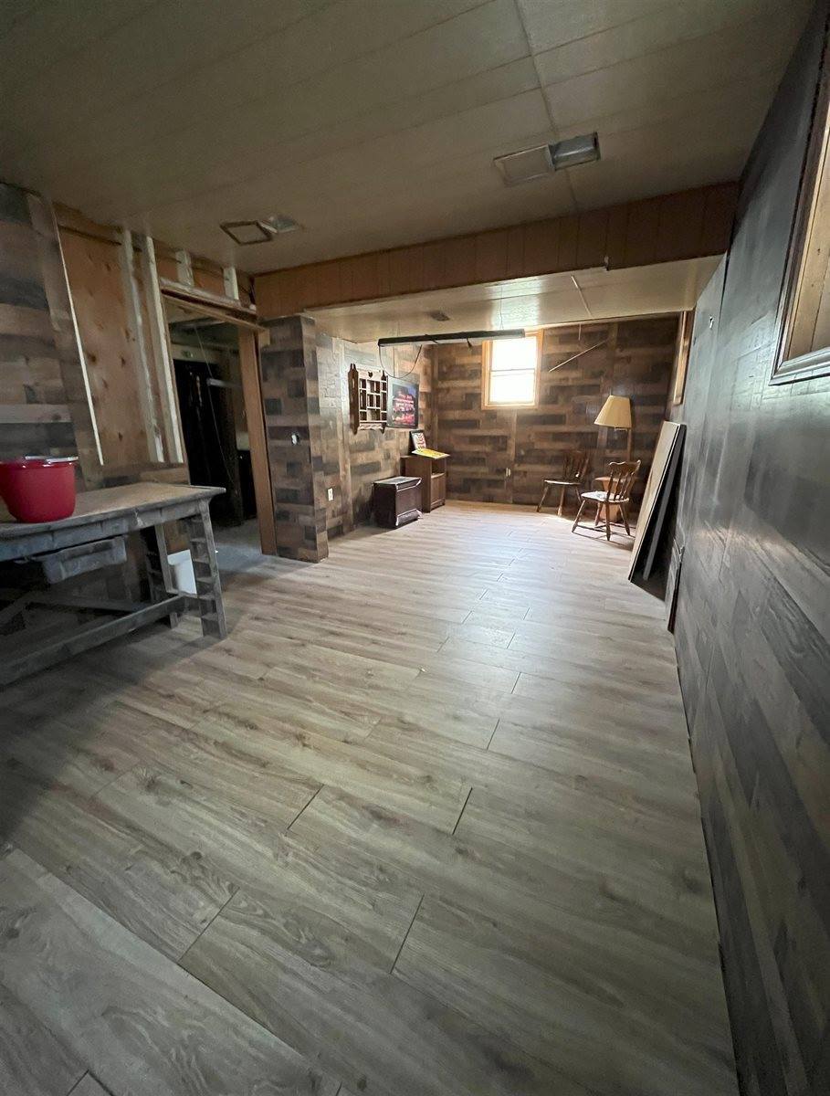 909 NW 10th Ave, Minot, ND 58703