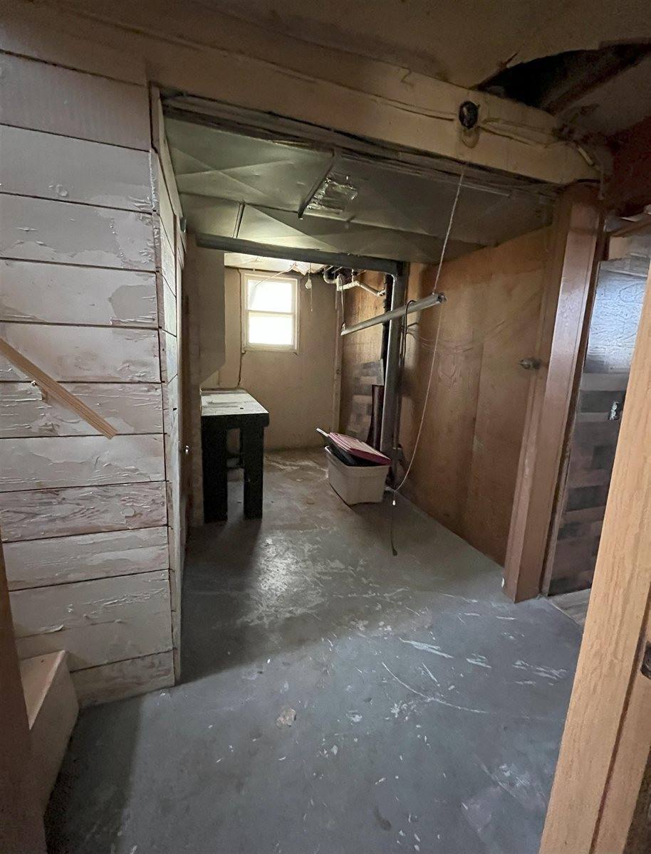 909 NW 10th Ave, Minot, ND 58703