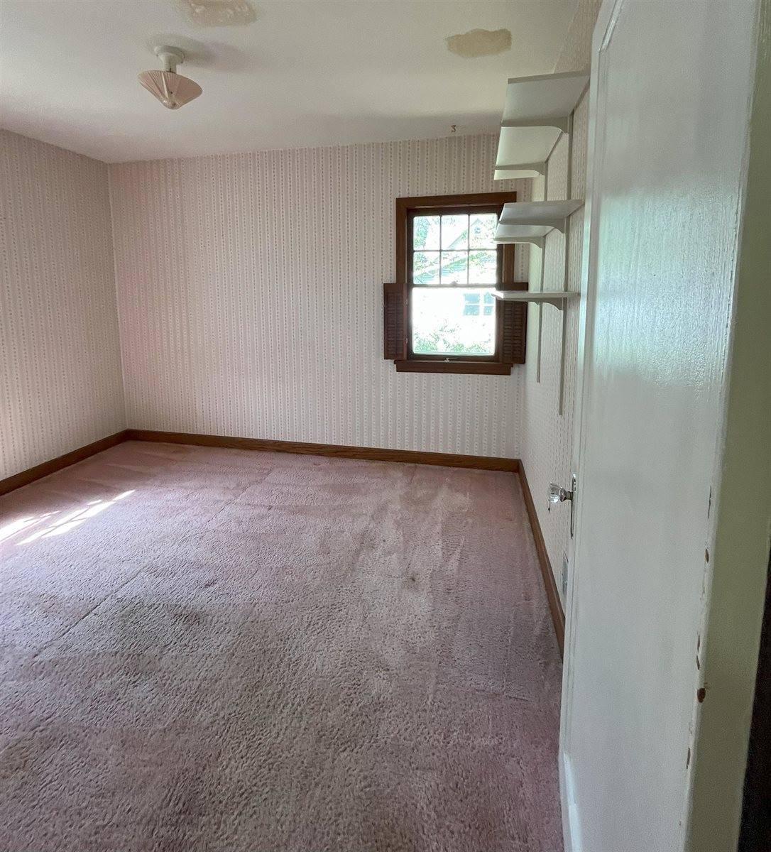 909 NW 10th Ave, Minot, ND 58703