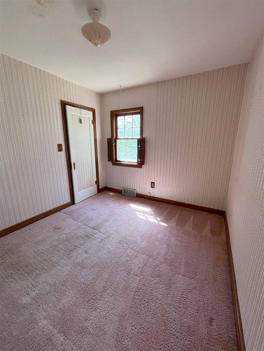 909 NW 10th Ave, Minot, ND 58703