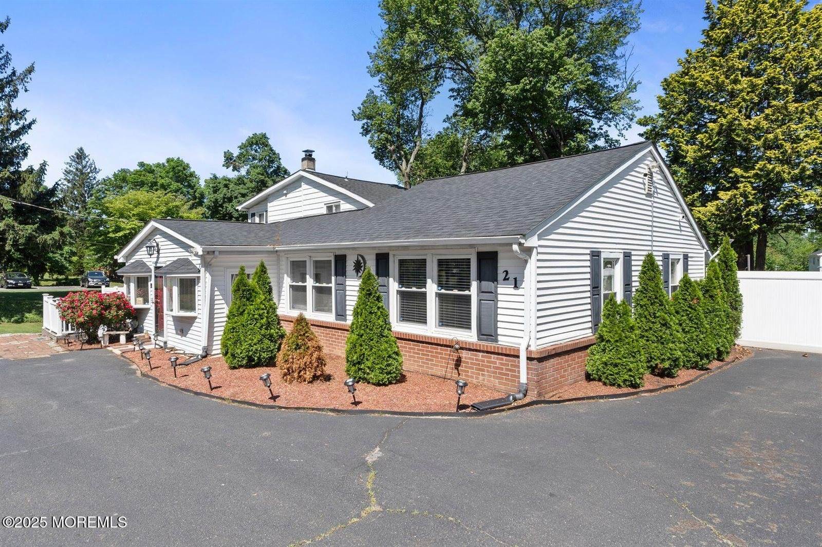 21 Wickatunk Road, Manalapan, NJ 07726