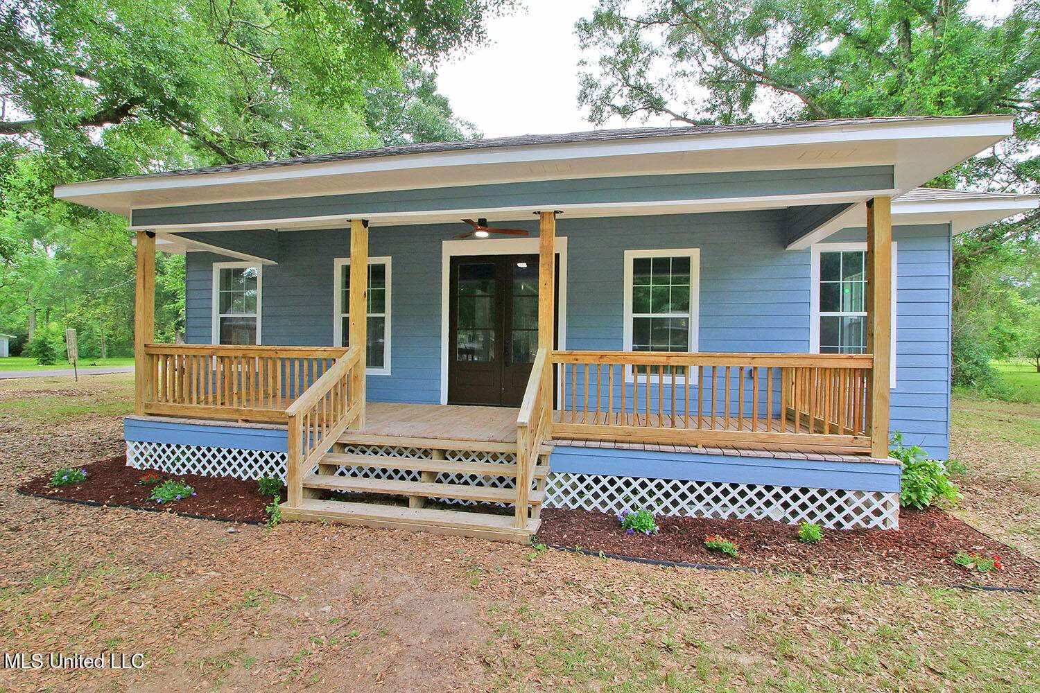 305 First Avenue, New Augusta, MS 39462