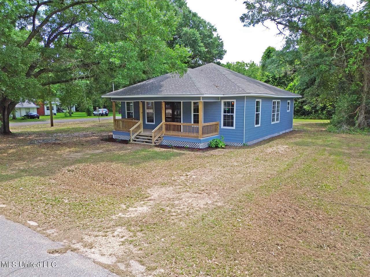 305 First Avenue, New Augusta, MS 39462