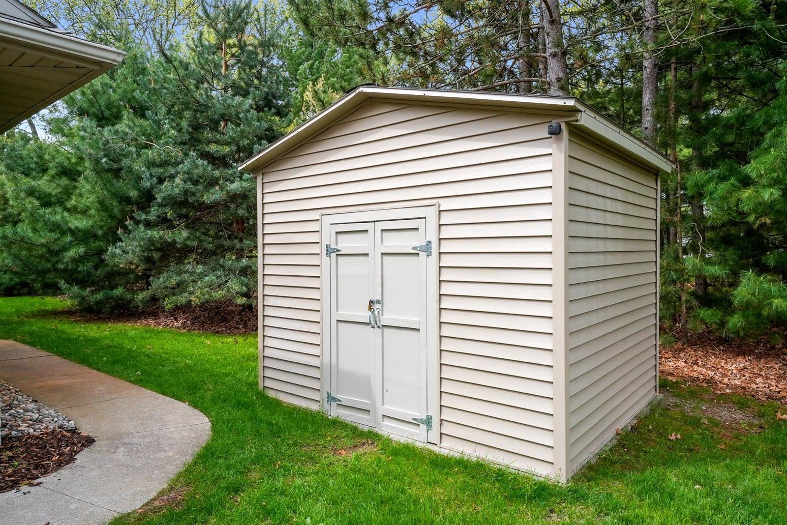 201 Bright Angel Drive, Prudenville, MI 48651