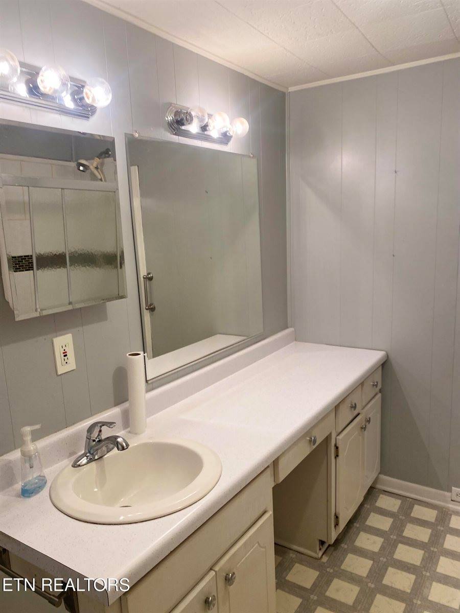 310 Hickory St, Harriman, TN 37748