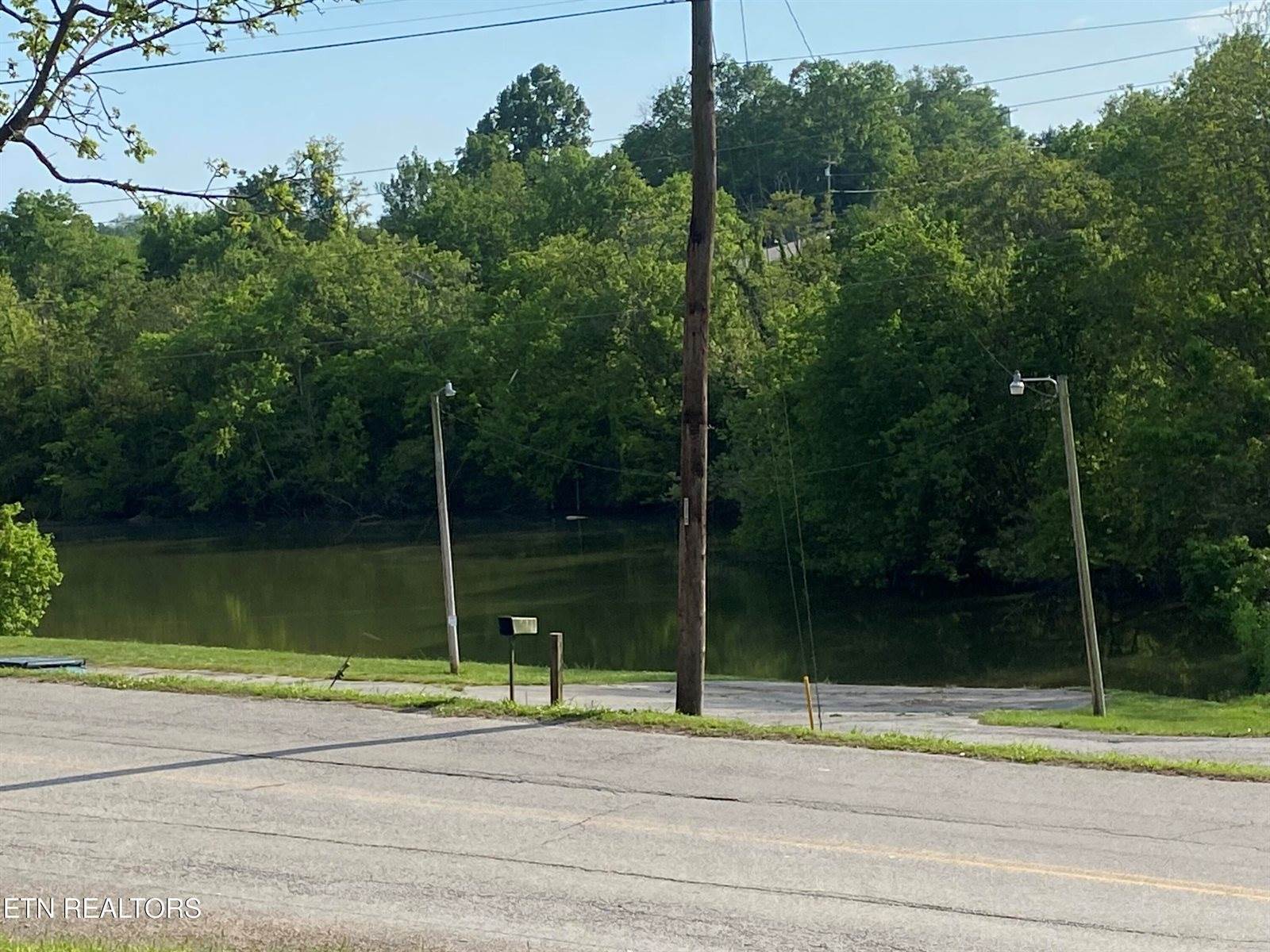 310 Hickory St, Harriman, TN 37748