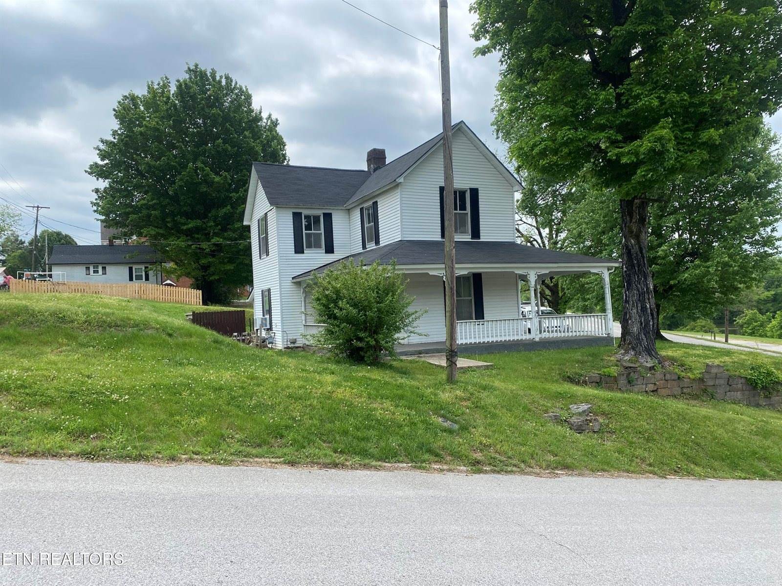 310 Hickory St, Harriman, TN 37748