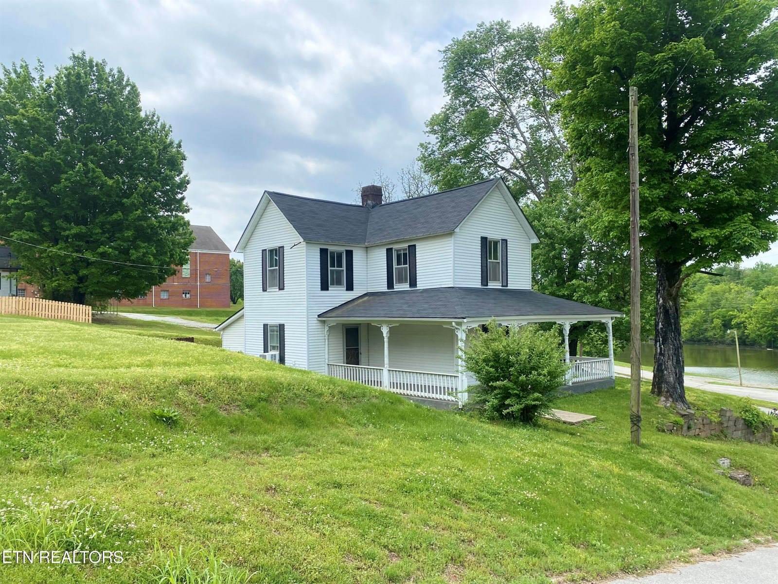 310 Hickory St, Harriman, TN 37748