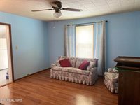 310 Hickory St, Harriman, TN 37748