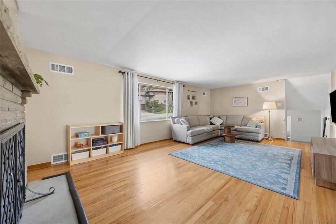 1111 Oriole Dr, Green Tree, PA 15220