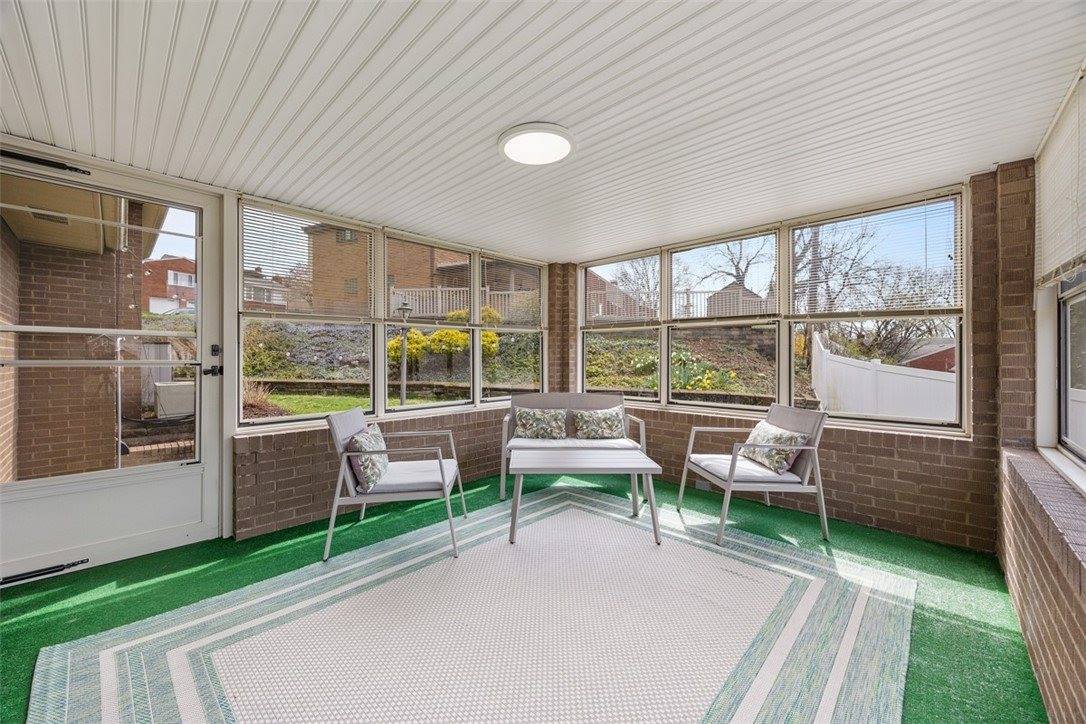 1111 Oriole Dr, Green Tree, PA 15220