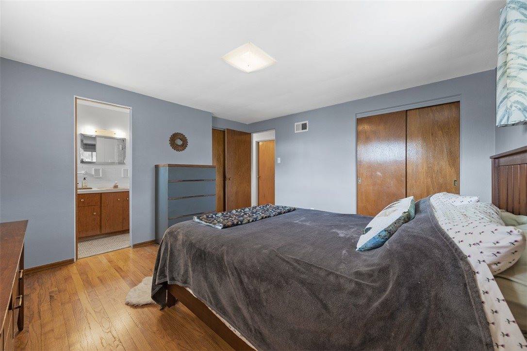 1111 Oriole Dr, Green Tree, PA 15220