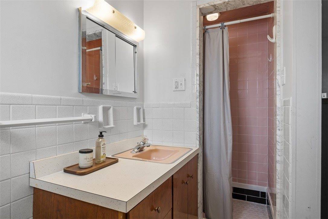 1111 Oriole Dr, Green Tree, PA 15220