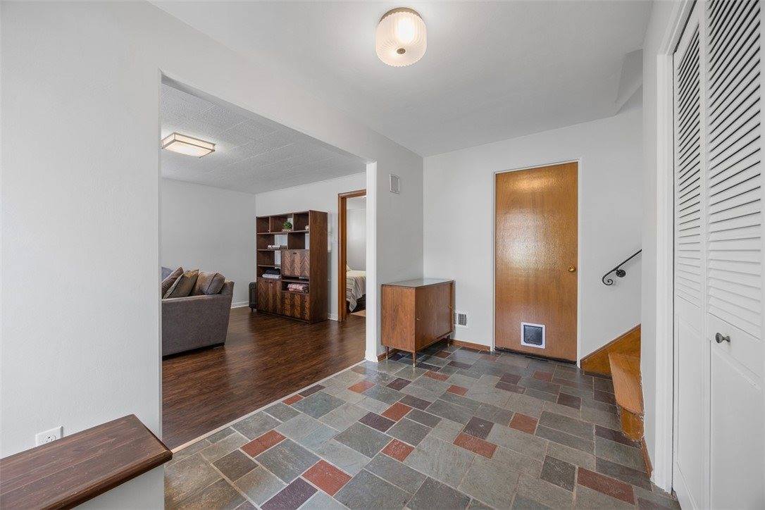 1111 Oriole Dr, Green Tree, PA 15220