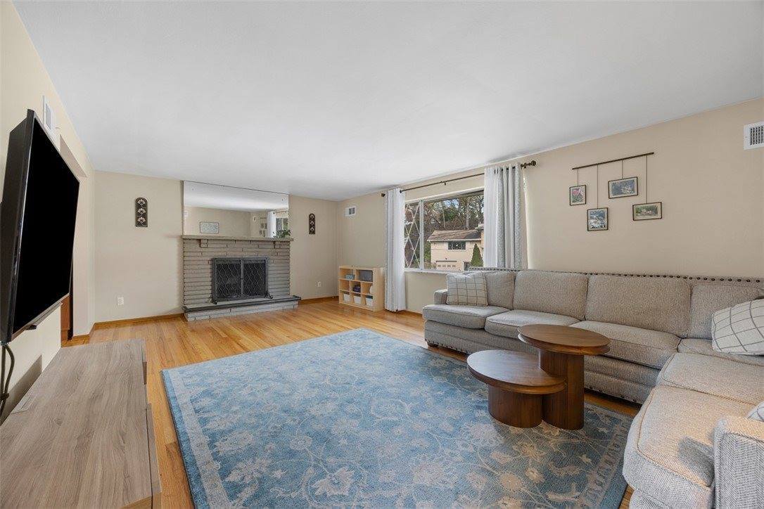 1111 Oriole Dr, Green Tree, PA 15220