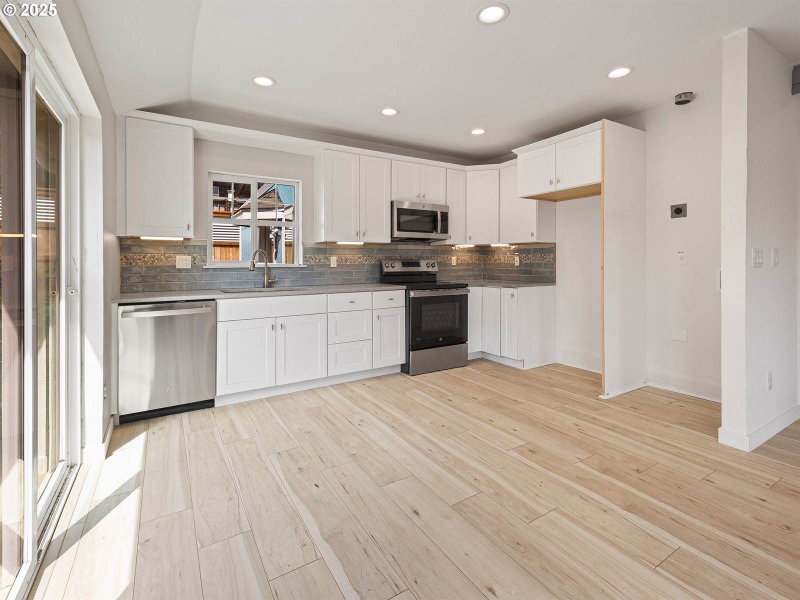 433 NW Hurbert St, Newport, OR 97365