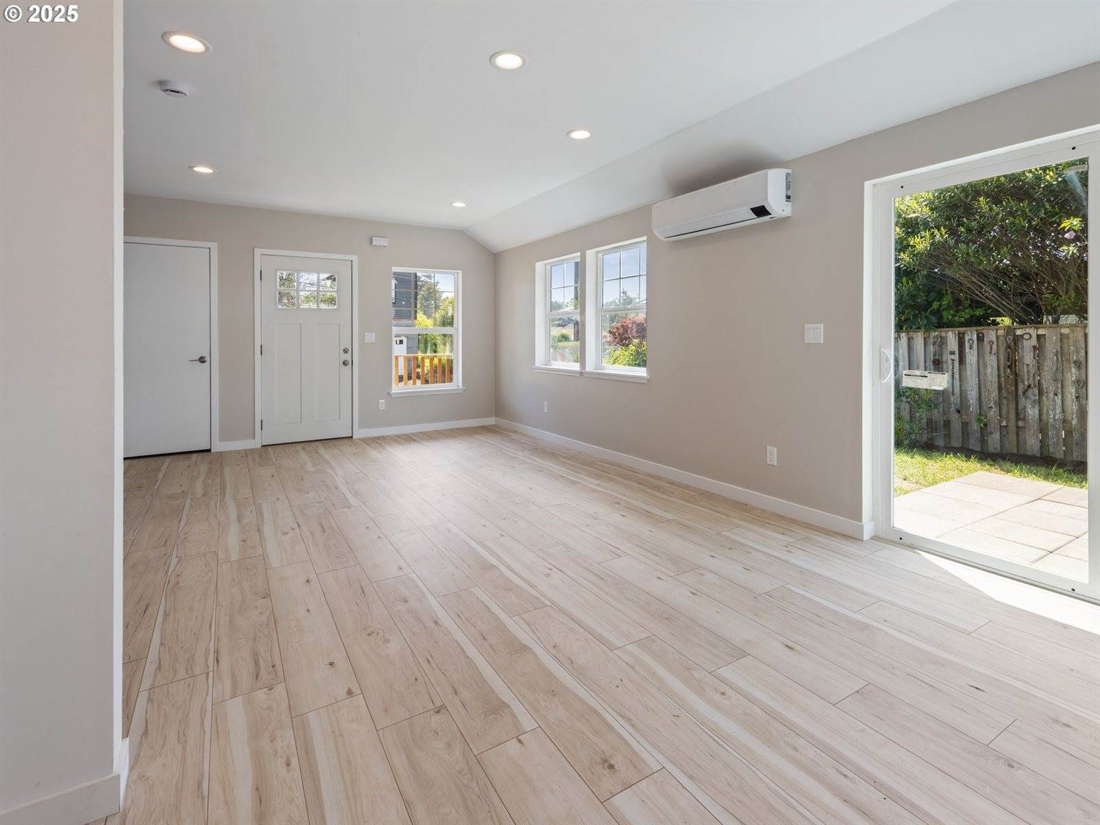 433 NW Hurbert St, Newport, OR 97365