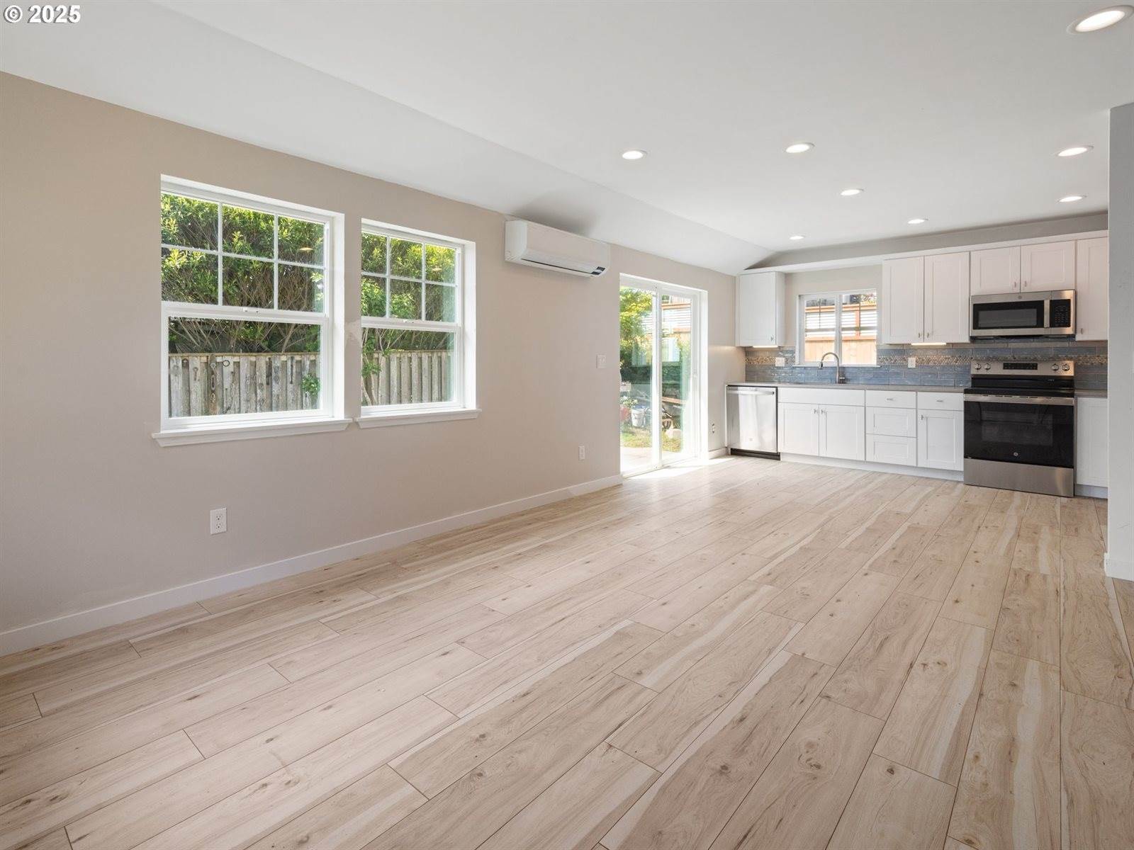 433 NW Hurbert St, Newport, OR 97365