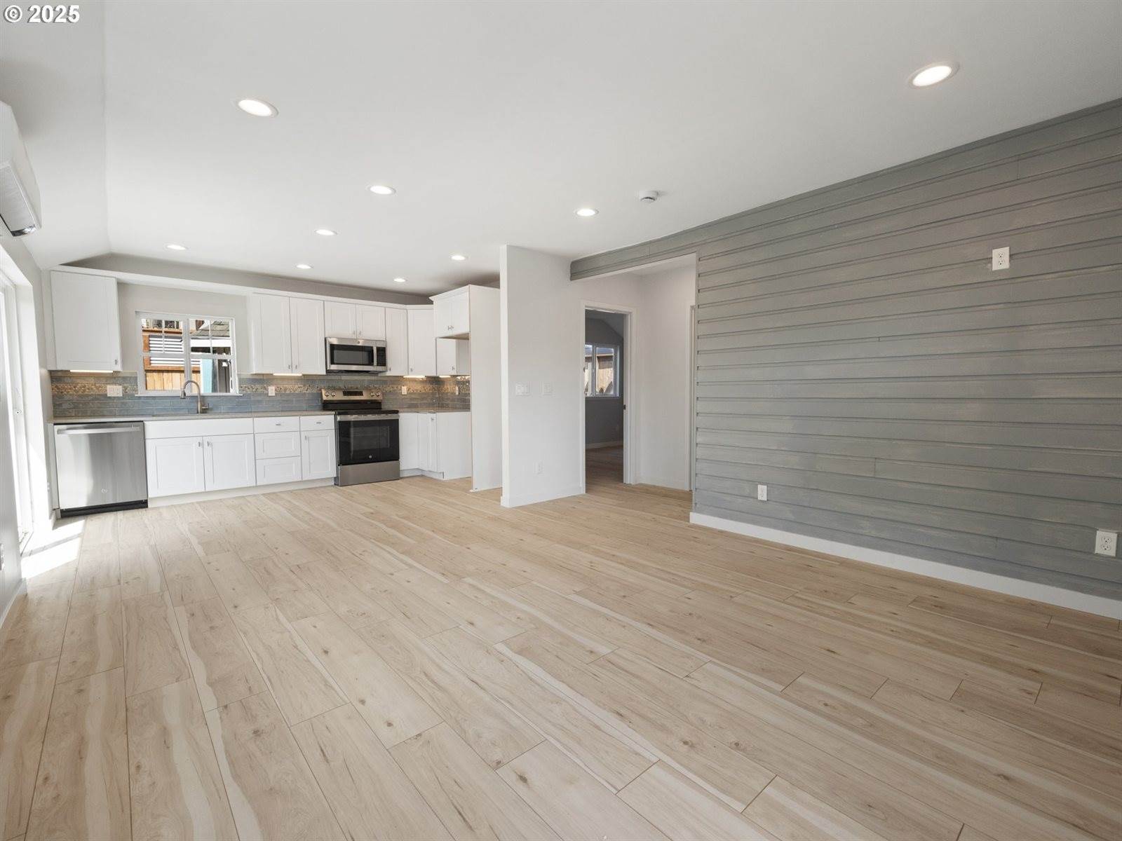 433 NW Hurbert St, Newport, OR 97365